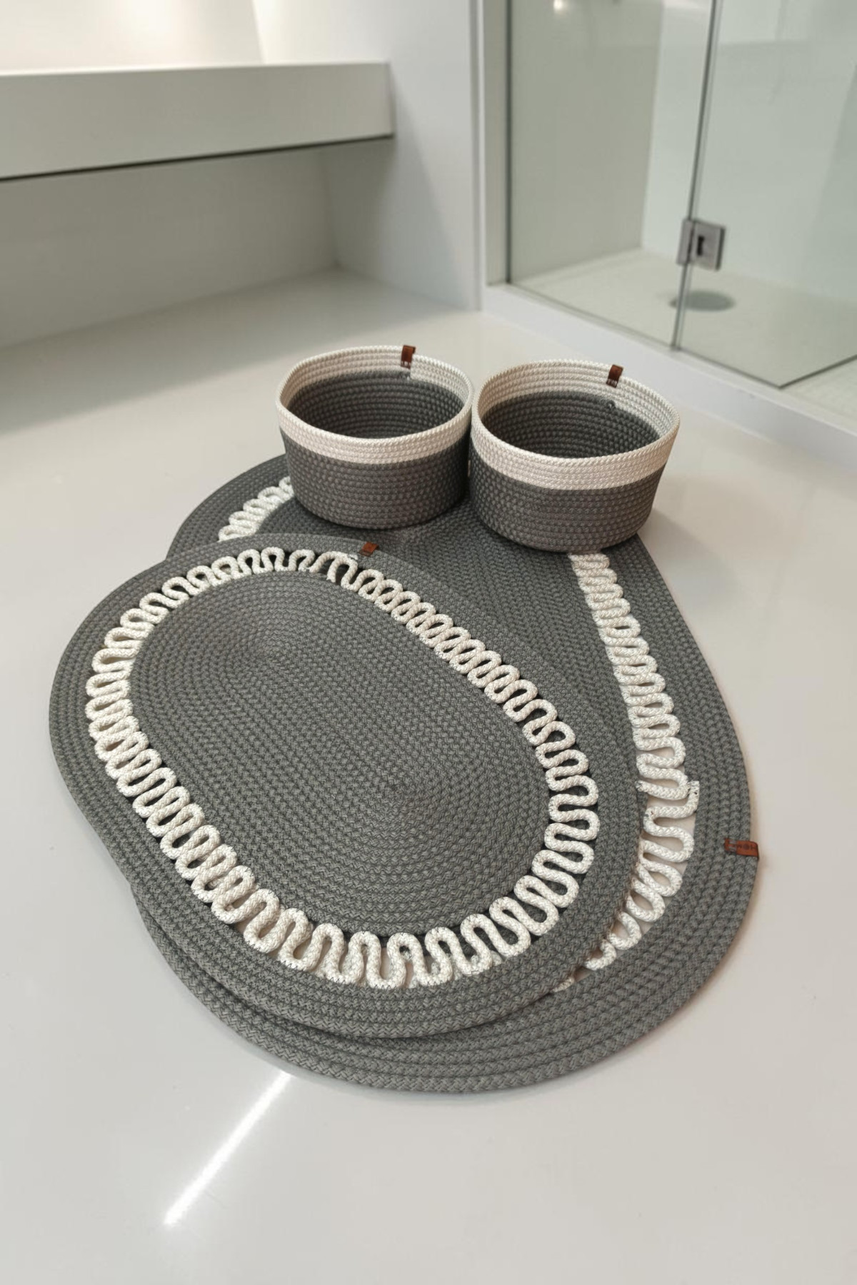 El Yapımı Dekoratif Örgülü Model Banyo Seti 2’li Paspas 50x80 ve 40x60 + 2 Organizer Sepet 18x18 cm - Gri