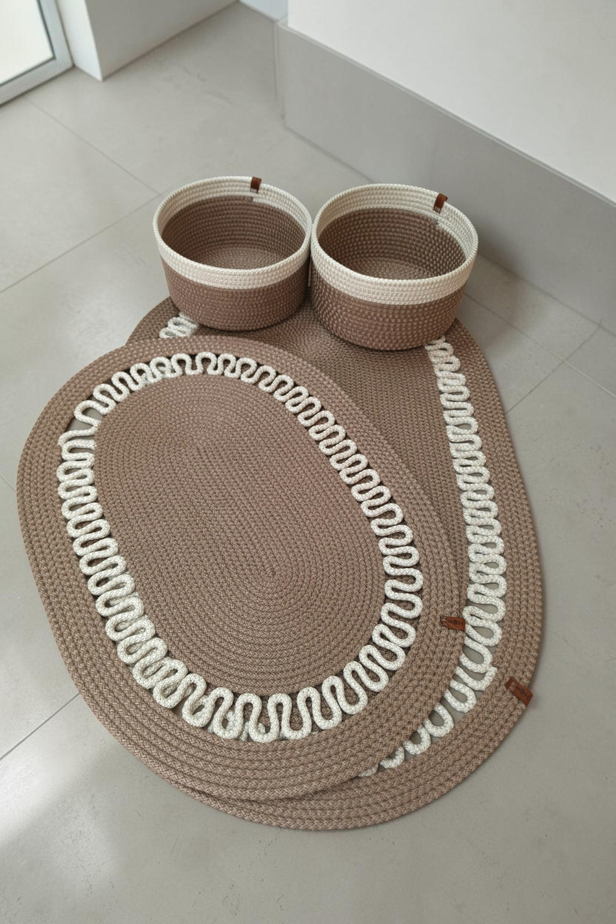 El Yapımı Dekoratif Örgülü Model Banyo Seti 2’li Paspas 50x80 ve 40x60 + 2 Organizer Sepet 18x18 cm - Vizon