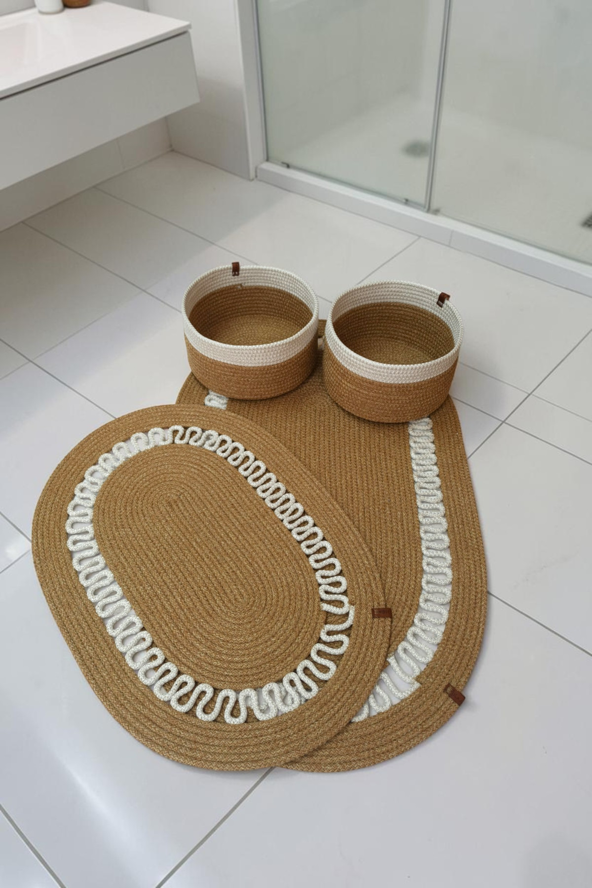 El Yapımı Dekoratif Örgülü Model Banyo Seti 2’li Paspas 50x80 ve 40x60 + 2 Organizer Sepet 18x18 cm - Hasır Jüt Renk