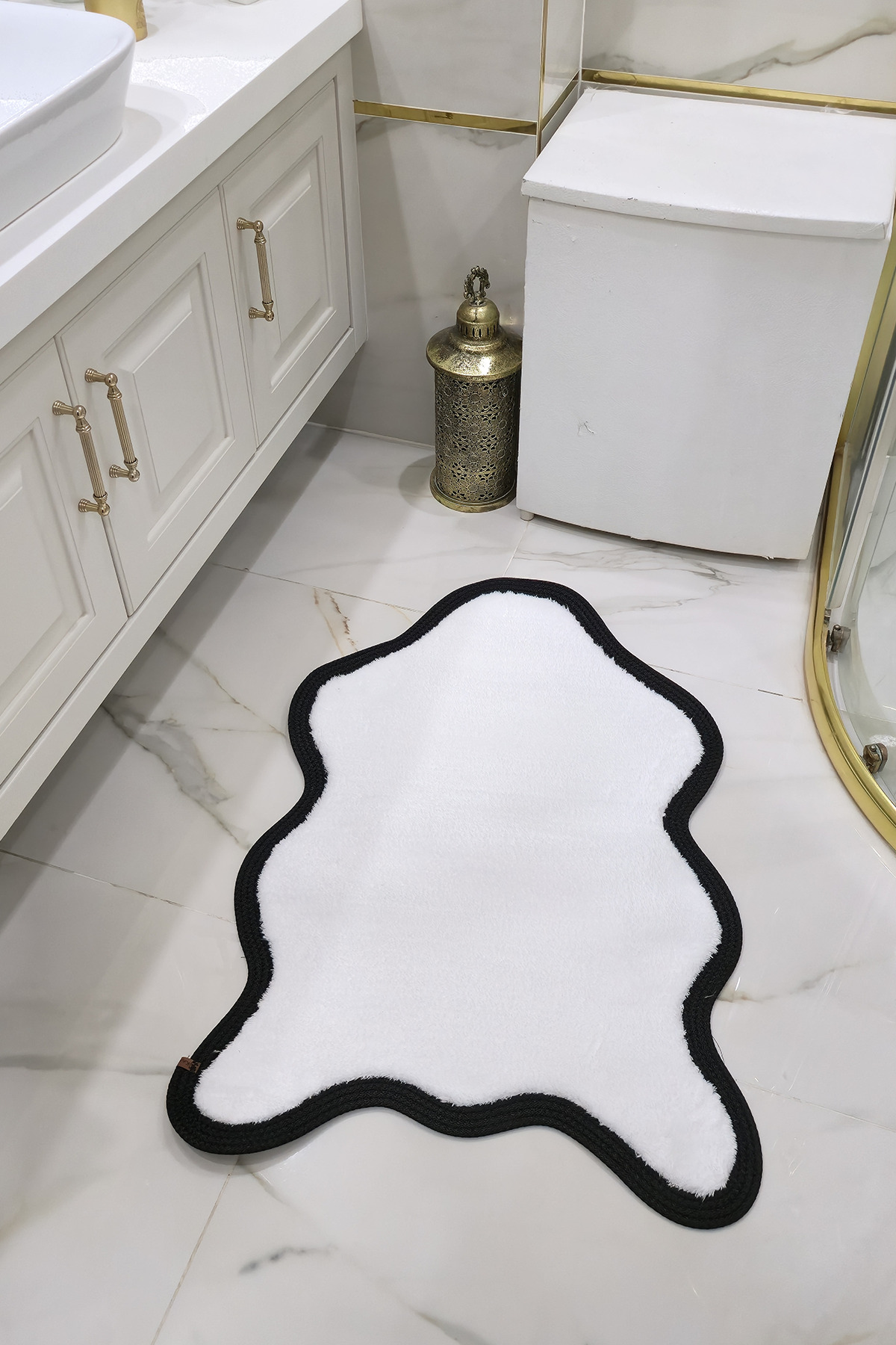 Kaymaz Taban Puffy Post Model Peluş Ultra Yumuşak Bordürlü Şık Tasarım, Suya Dayanıklı Banyo Paspası - Beyaz-SiyahBordür