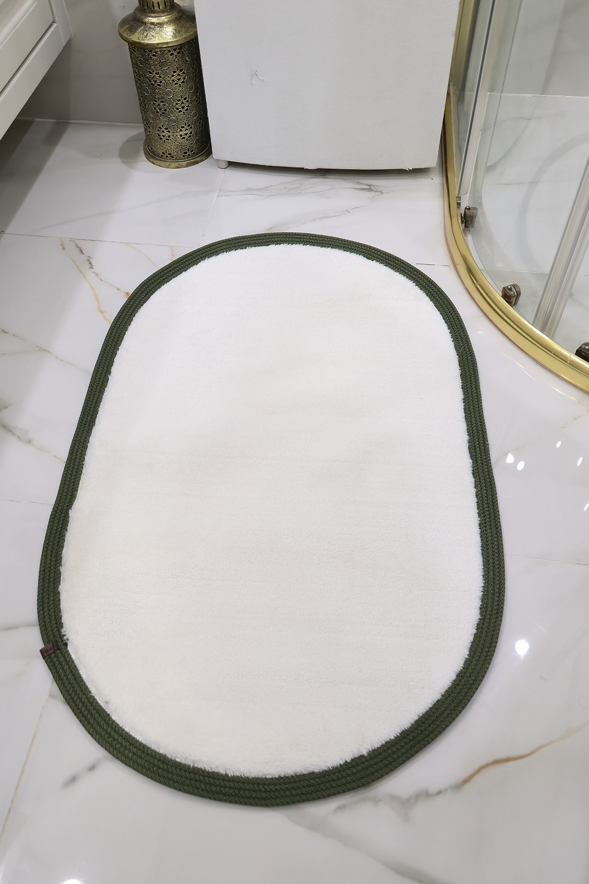 Kaymaz Taban Puffy Peluş Ultra Yumuşak 50x70 cm Bordürlü Şık Tasarım, Suya Dayanıklı Banyo Paspası - Beyaz-Yeşil