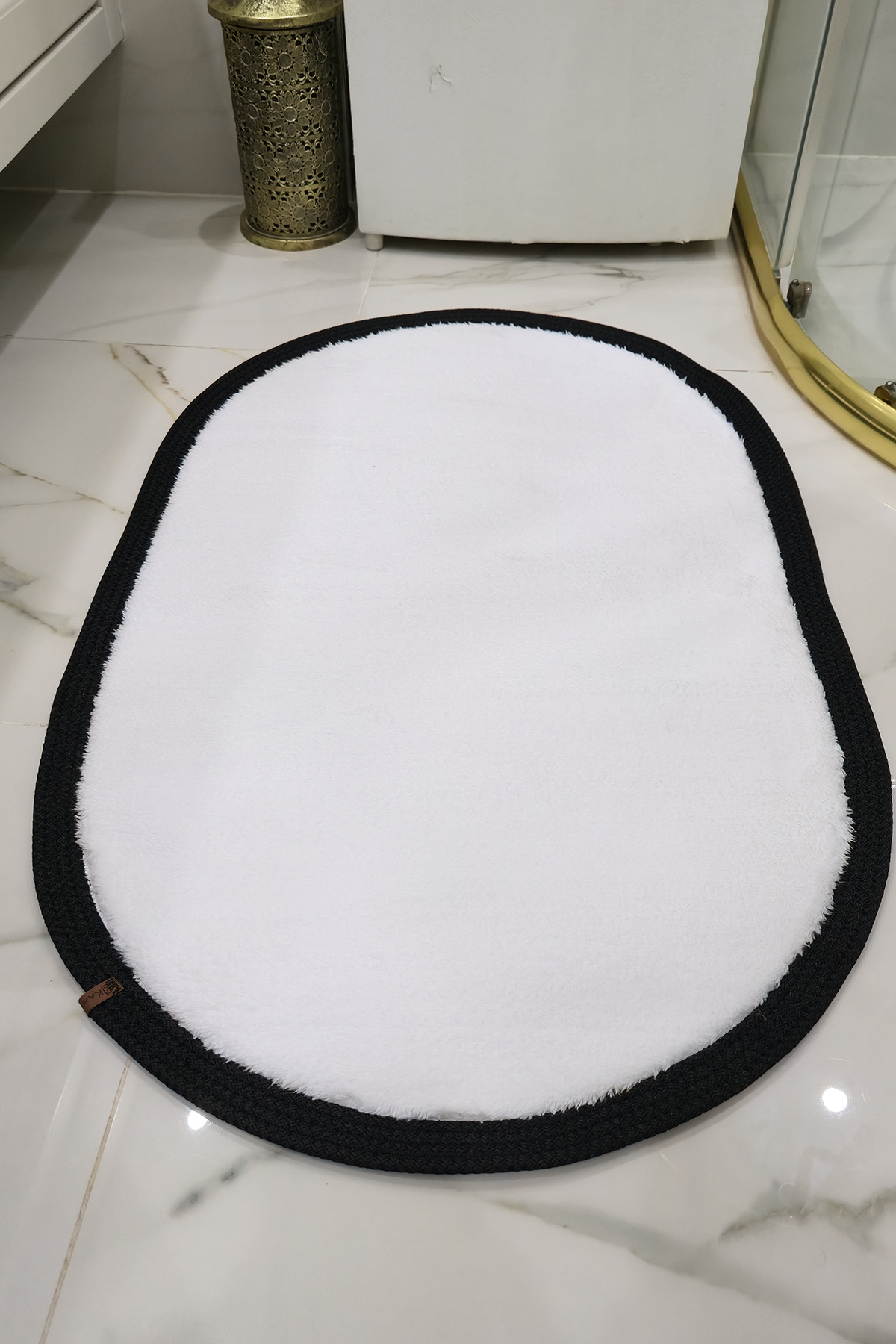 Kaymaz Taban Puffy Peluş Ultra Yumuşak 50x70 cm Bordürlü Şık Tasarım, Suya Dayanıklı Banyo Paspası - Beyaz-Siyah