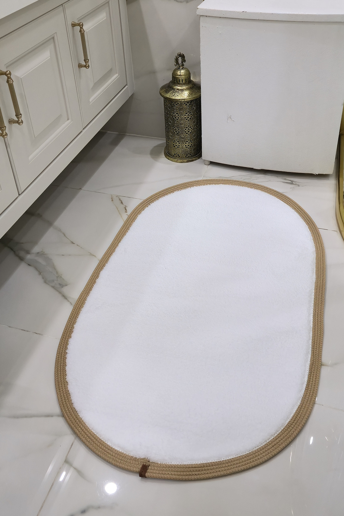 Kaymaz Taban Puffy Peluş Ultra Yumuşak 50x70 cm Bordürlü Şık Tasarım, Suya Dayanıklı Banyo Paspası - Beyaz-Bej